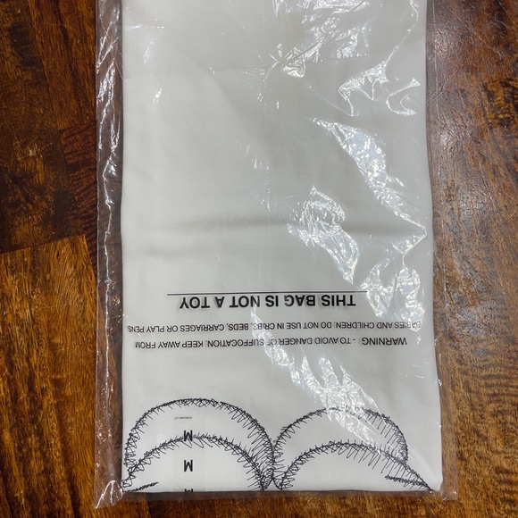 🌎❤️KAWS x Uniqlo - PEACE FOR ALL | T-Shirt (Medium) | NWT❤️🌎 - Picture 4 of 4